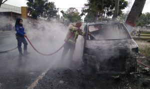 Diduga Konslet, Mobil Ade Terbakar di Pinggir Jalan