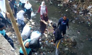 Antisipasi Banjir, Siswa Bersihkan Sungai