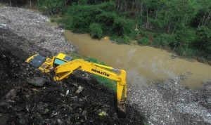 Longsoran Sampah Tutup Aliran Sungai