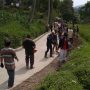 Puluhan Warga Kawungluwuk Geruduk Kantor Desa