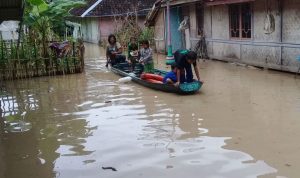 Puluhan Rumah Rusak Akibat Banjir dan Longsor