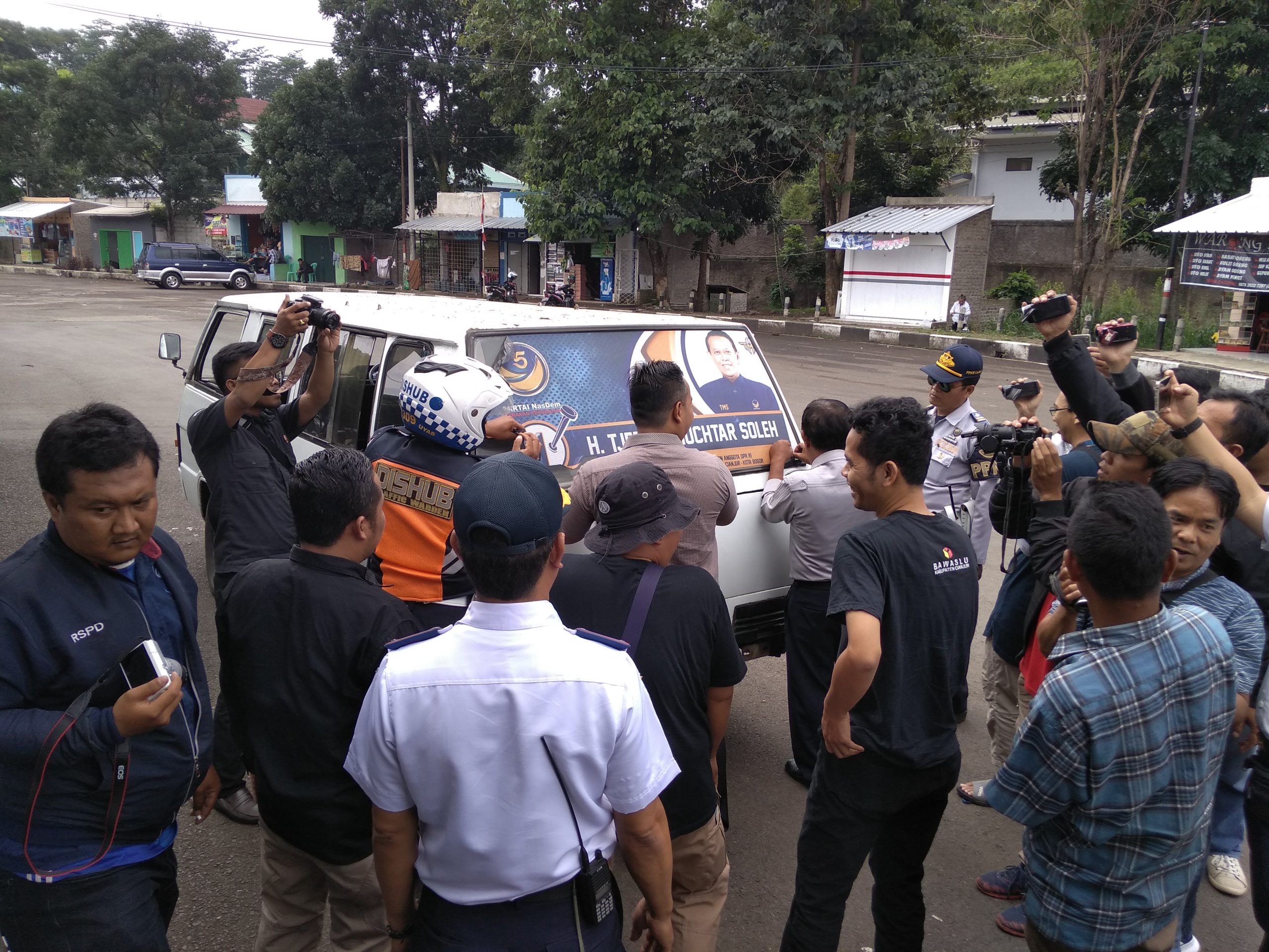 Bawaslu Tertibkan Alat Peraga Kampanye Di Angkum Cianjur Ekspres 