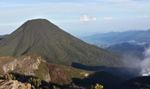 Kondisi Gunung Gede-Pangrango Sebatas 'Batuk-batuk' dan Masih Aman