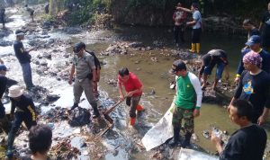 Muspika Bersihkan Sampah di Anak Sungai Citarum