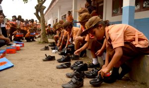 Sepuluh Ribu Sepatu Sekolah Hasil Donasi Konsumen Disalurkan Melalui Mizan Amanah