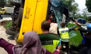 Bus Karunia Bakti Jurusan Jakarta-Garut Terperosok di Cianjur
