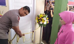 Kapolda Jabar Serahkan Bantuan Rumah untuk Keluarga Almarhum Ipda Erwin