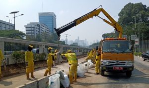 Bina Marga Turunkan Crane Perbaiki Pembatas Transjakarta