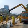 Bina Marga Turunkan Crane Perbaiki Pembatas Transjakarta