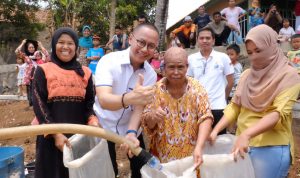 Buktikan Komitmen, Eddy Soeparno Salurkan Bantuan Air Bersih ke Warga Cianjur
