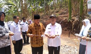 Herman Resmikan Jembatan Penghubung Kampung Cieratan-SMK Buana Nusantara