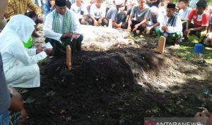Isak Tangis Iringi Pemakaman Pemain Timnas U-16 Alfin Farhan Lestaluhu