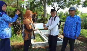Hari Pahlawan, KPU Cianjur Ziarah ke Makam Anggota KPPS