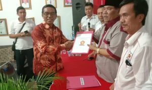 Mantan Wabup Cianjur Suranto saat menyerahkan berkas pendaftaran bakal calon bupati di Pilkada 2020