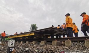 200 Personel Dikerahkan Perbaiki Jalur KA Sukabumi-Bogor yang Longsor