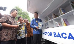 Emil Serahkan Hibah 24 Motor Baca ke Kabupaten/Kota
