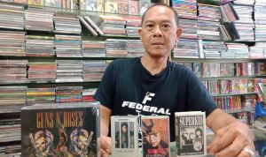 Cerita Bang John, Penjual Kaset Pita yang Masih Eksis di Cianjur
