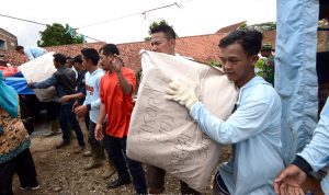 DWP Jabar Serahkan Bantuan untuk Warga Terdampak Banjir