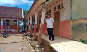 Kabid SD Tinjau Sekolah Rusak di Takokak Cianjur