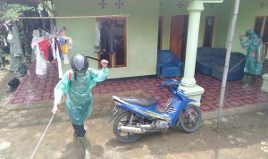 Cegah Korona, Rumah Warga di Lokasi TMMD Kodim 0608/Cianjur Disemprot Disinfektan
