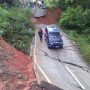 Jalan Amblas di Pagelaran Cianjur, Satu Mobil Terjebak