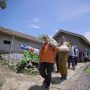 Panggul Karung Beras, Plt Bupati Cianjur Antar Langsung Bantuan Sembako ke Rumah Warga