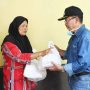 Turun Langsung Bagikan Bantuan Paket Sembako, Ini Penjelasan Plt Bupati Cianjur