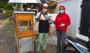 PDIP Cianjur Bagi-bagi Nasi Bungkus dan Masker untuk Supir Angkot hingga Pemulung
