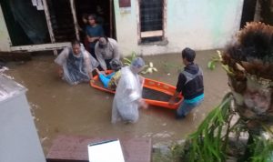 Banjir Rendam Sejumlah Wilayah di Cianjur, PMI Evakuasi Warga Gunakan Tandu