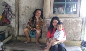 Kisah Keluarga Pensiunan Satpol PP Huni Rumah Panggung Reyot di Pinggir Jurang di Cianjur