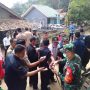 Satgas TMMD 107 Cianjur Bagi-bagi Masker ke Warga Mekarmulya, Cikalongkulon