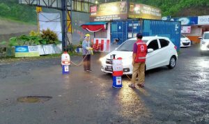 PMI Terjunkan Tim Spraying Disinfektan di Posko Perbatasan Cianjur