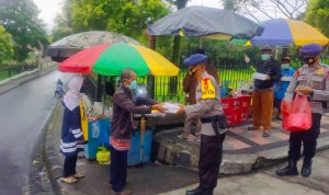 Bhakti Brimob Jabar, Bagikan Nasi Kotak dan Masker ke Warga Tak Mampu di Cianjur