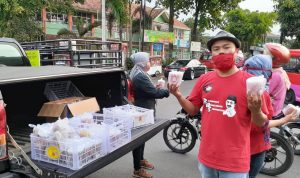 Sejuli PDIP Cianjur, Bagikan 500 Takjil ke Warga Maleber Karangtengah