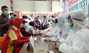 Pengunjung Toserba Yogya Cianjur Jalani Rapid Test