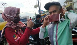 Pendamping Sosial PKH Cianjur Bagikan 5000 Ribu Masker di 8 Kecamatan