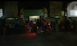 Pertanyakan Bansos, Warga Bobojong Mande Cianjur Datangi Kantor Desa Malam-malam