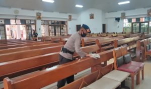 Pancasila Dalam Tindakan, Personel Brimob Gotong Royong Bersihkan Rumah Ibadah di Cipanas Cianjur