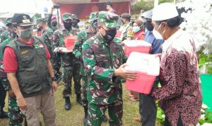 Baksos di Cipanas Cianjur, TNI Bagikan Sembako dan APD