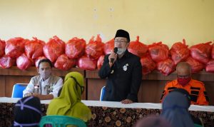 Sambangi Kelurahan di Cianjur, Herman Serahkan Bantuan Sembako ke Warga