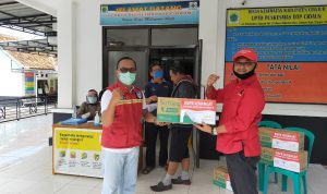 Bulan Bung Karno, PDIP Cianjur Bagikan Masker dan Sembako di Cisel