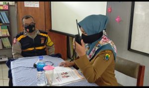 Susah Sinyal, Guru dan Siswa di Naringgul Cianjur Belajar Pakai HT