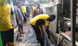 Cegah Chikungunya, Polsek Warungkondang Cianjur Bersama Warga Kerja Bakti Bersihkan Selokan