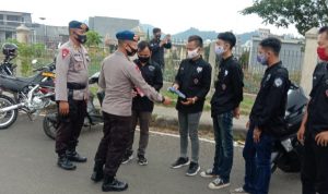 Brimob Edukasi Wajib Masker ke UMKM dan Komunitas Motor di Cipanas Cianjur