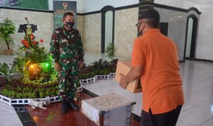 Puster TNI AD Bagikan Paket Sembako ke Warga Terdampak Covid-19 di Cianjur