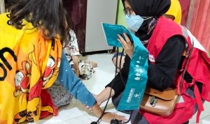 Petugas PMI Jemput Bola Cek Kesehatan Korban Banjir di Leles Cianjur