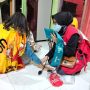 Petugas PMI Jemput Bola Cek Kesehatan Korban Banjir di Leles Cianjur