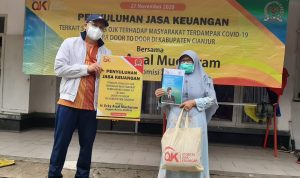 Gandeng OJK, Ecky Awal Mucharam Salurkan Sembako dan Edukasi Jasa Keuangan di Cianjur