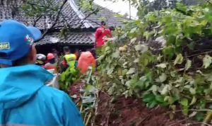 Longsor Timbun Jalan Utama Sukanagara-Pagelaran Cianjur, Dikabarkan Pengendara Motor Jadi Korban