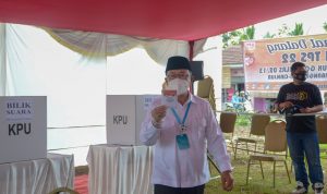 Cabup Herman Suherman Nyoblos di TPS 22 Limbangansari Cianjur